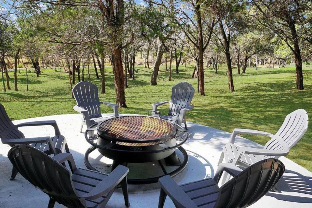 Fox Hollow - Tiny Home With Cypress Creek Access, Park Like Setting Wimberley Eksteriør billede
